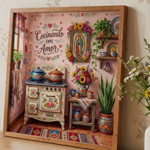 Könnte beinhalten: Ein gerahmtes dreidimensionales Kunstwerk, das eine farbenfrohe Küchenszene darstellt. Das Kunstwerk zeigt einen Herd, Töpfe und dekorative Elemente mit dem Text "Cocinando con Amor". Die Farbpalette umfasst Rosa, Blumenmuster und lebendige Akzente.
