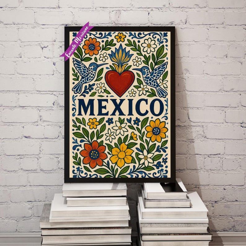 Pode incluir: Uma impress&atilde;o de arte emoldurada com um design vibrante com a palavra "MEXICO". A obra de arte inclui um cora&ccedil;&atilde;o vermelho, beija-flores e flores coloridas em laranja, amarelo e branco, em um fundo creme. A moldura &eacute; preta.