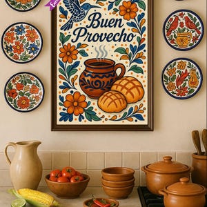 Puede incluir: Una escena de cocina con una obra de arte enmarcada que muestra "Buen Provecho" y platos decorativos. La obra de arte representa una taza de caf&eacute;, pan y elementos florales. Otros elementos incluyen cuencos, tomates, ma&iacute;z y utensilios de cocina de terracota.