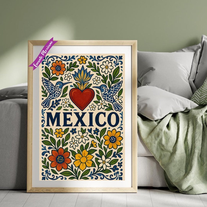 Pode incluir: Impress&atilde;o art&iacute;stica emoldurada com um design floral vibrante com beija-flores e um cora&ccedil;&atilde;o. A palavra "MEXICO" &eacute; exibida em azul marinho. A obra de arte inclui flores laranja, amarelas e brancas, com folhas verdes e detalhes azuis. Uma fita roxa com texto est&aacute; no canto superior esquerdo.