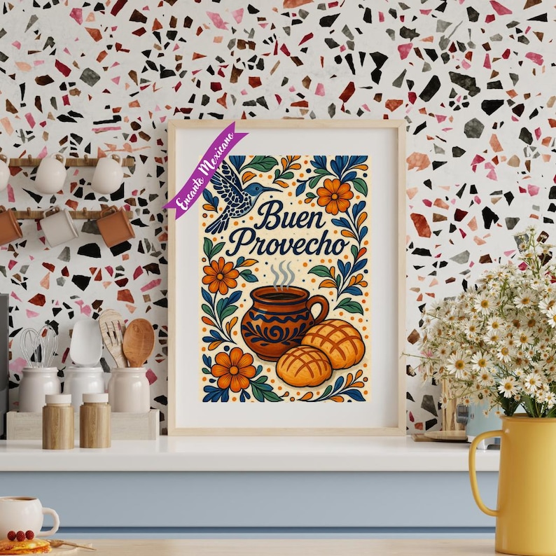 Puede incluir: Un cuadro enmarcado con la frase "Buen Provecho" y una ilustraci&oacute;n de colibr&iacute;. La obra presenta una taza humeante, dos panecillos dulces y elementos florales en naranja, azul y verde. El cuadro est&aacute; en un marco de madera clara.
