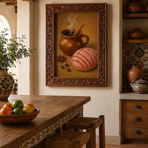 Pu&ograve; includere: Un dipinto incorniciato in legno intagliato raffigura una tazza di caff&egrave; fumante con un bastoncino di cannella, una pasta concha rosa, chicchi di caff&egrave; e anice stellato. La scena &egrave; ambientata in una cucina rustica con un piano di lavoro e sgabelli in legno.