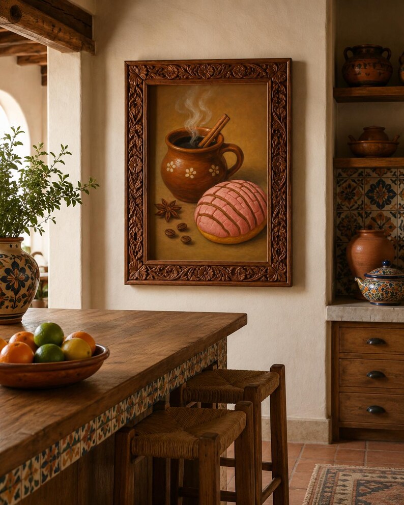 Pu&ograve; includere: Un dipinto incorniciato in legno intagliato raffigura una tazza di caff&egrave; fumante con un bastoncino di cannella, una pasta concha rosa, chicchi di caff&egrave; e anice stellato. La scena &egrave; ambientata in una cucina rustica con un piano di lavoro e sgabelli in legno.