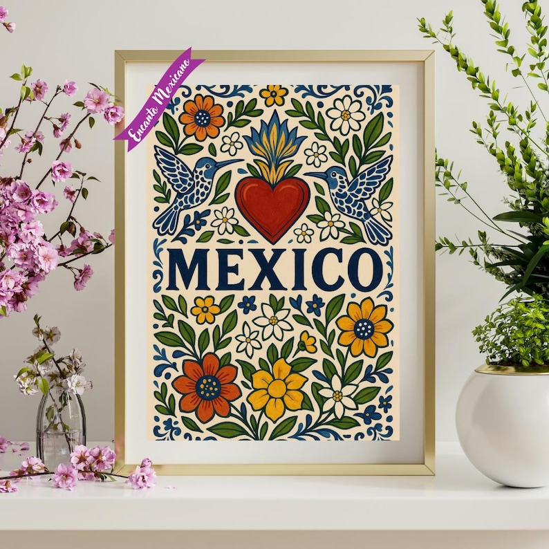 Pode incluir: Uma impress&atilde;o de arte emoldurada com uma moldura dourada. A impress&atilde;o apresenta um cora&ccedil;&atilde;o vermelho central com uma chama, a palavra "MEXICO" em azul marinho e desenhos florais e beija-flores coloridos. A impress&atilde;o tem um fundo creme.