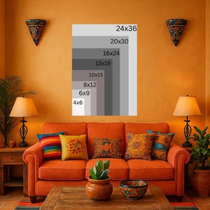 Pu&ograve; includere: Un divano arancione con cuscini decorativi e un tavolino in legno in una stanza con pareti arancioni. Sul muro &egrave; esposta una stampa con varie dimensioni. Le dimensioni sono 10x15cm, 15x23cm, 20x30cm, 25x38cm, 30x46cm, 41x61cm, 51x76cm e 61x91cm.