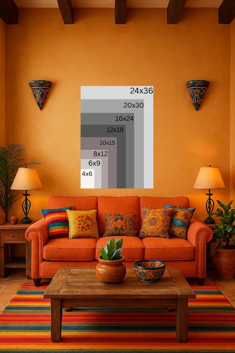 Pu&ograve; includere: Un divano arancione con cuscini decorativi e un tavolino in legno in una stanza con pareti arancioni. Sul muro &egrave; esposta una stampa con varie dimensioni. Le dimensioni sono 10x15cm, 15x23cm, 20x30cm, 25x38cm, 30x46cm, 41x61cm, 51x76cm e 61x91cm.