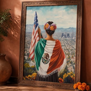 Op de afbeelding: Een ingelijst schilderij met een persoon van achteren gezien, met een bloemenkrans en een sjaal in de kleuren van de Mexicaanse vlag, terwijl diegene een Amerikaanse vlag vasthoudt. De achtergrond toont een stad met bergen onder een blauwe lucht.