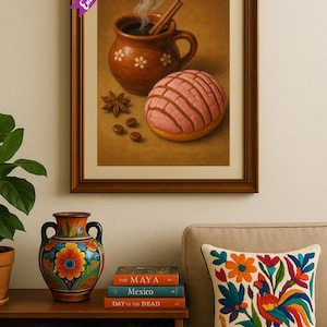 Pu&ograve; includere: Una stampa incorniciata raffigura una tazza di caff&egrave; con un bastoncino di cannella, una pasta concha rosa e chicchi di caff&egrave;. La stampa &egrave; etichettata "Encanto Mexicano". Sono visibili anche un vaso colorato, libri e un cuscino decorativo.