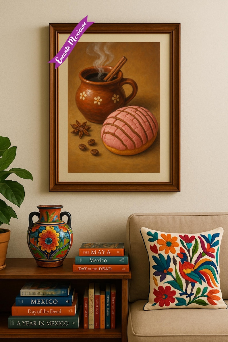 Pu&ograve; includere: Una stampa incorniciata raffigura una tazza di caff&egrave; con un bastoncino di cannella, una pasta concha rosa e chicchi di caff&egrave;. La stampa &egrave; etichettata "Encanto Mexicano". Sono visibili anche un vaso colorato, libri e un cuscino decorativo.
