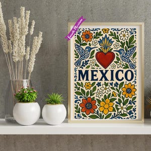 Pode incluir: Impress&atilde;o de arte emoldurada com um design floral colorido e a palavra "MEXICO" em azul marinho. A obra de arte apresenta um cora&ccedil;&atilde;o vermelho, beija-flores azuis e v&aacute;rias flores em laranja, amarelo e branco. Uma fita roxa com texto est&aacute; no canto superior esquerdo.