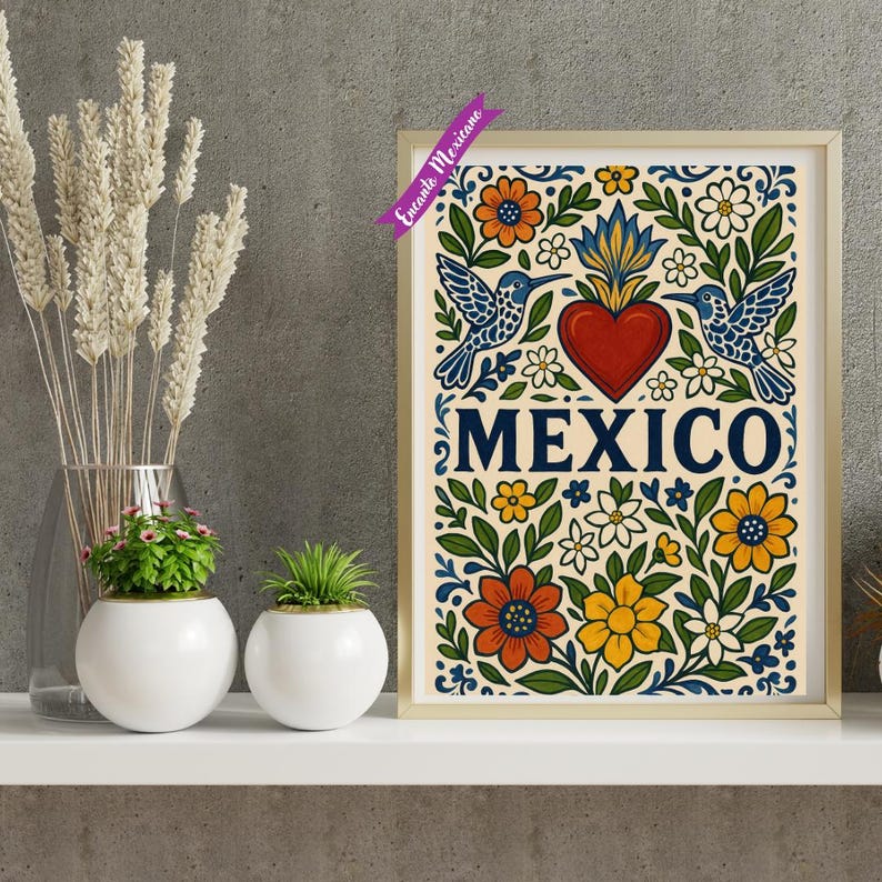 Pode incluir: Impress&atilde;o de arte emoldurada com um design floral colorido e a palavra "MEXICO" em azul marinho. A obra de arte apresenta um cora&ccedil;&atilde;o vermelho, beija-flores azuis e v&aacute;rias flores em laranja, amarelo e branco. Uma fita roxa com texto est&aacute; no canto superior esquerdo.