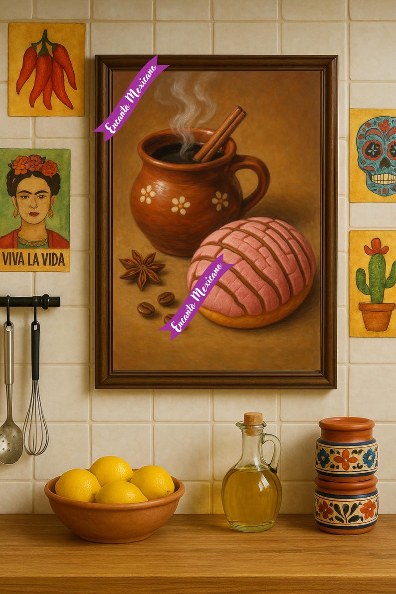 Pu&ograve; includere: Un dipinto incorniciato di una tazza di caff&egrave; messicana con un bastoncino di cannella, una pasta concha rosa e altri elementi a tema messicano. Il dipinto &egrave; circondato da piastrelle decorative e utensili da cucina, tra cui una ciotola di limoni.