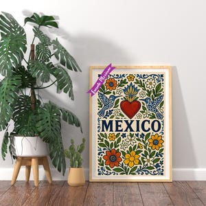 Pode incluir: Uma impress&atilde;o emoldurada com um design floral e a palavra "MEXICO". A obra apresenta um cora&ccedil;&atilde;o vermelho, beija-flores azuis e v&aacute;rias flores em laranja, amarelo e branco. A moldura &eacute; castanho claro.