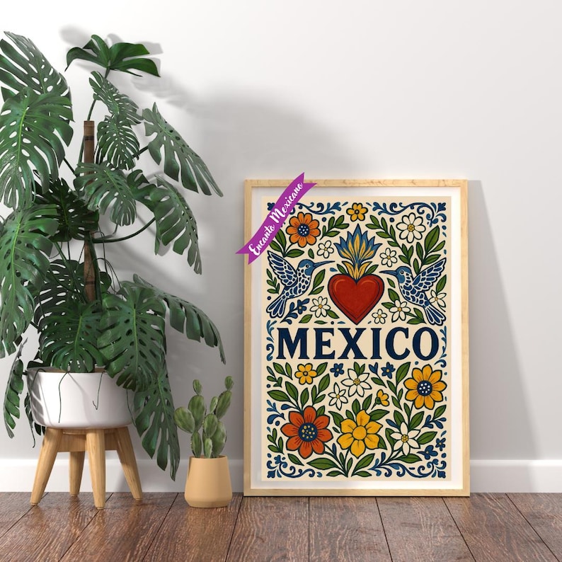 Pode incluir: Uma impress&atilde;o emoldurada com um design floral e a palavra "MEXICO". A obra apresenta um cora&ccedil;&atilde;o vermelho, beija-flores azuis e v&aacute;rias flores em laranja, amarelo e branco. A moldura &eacute; castanho claro.