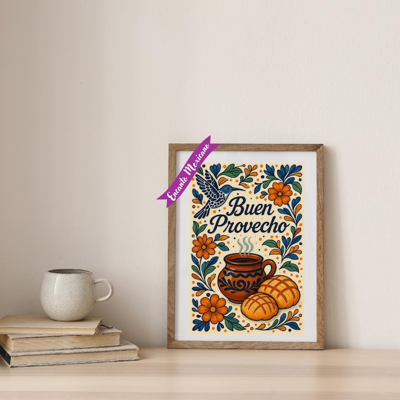 Puede incluir: Un cuadro enmarcado con una colorida ilustraci&oacute;n que presenta un colibr&iacute;, una taza de caf&eacute; y dos panecillos dulces. El texto "Buen Provecho" se muestra en el centro, rodeado de flores naranjas y hojas azules.