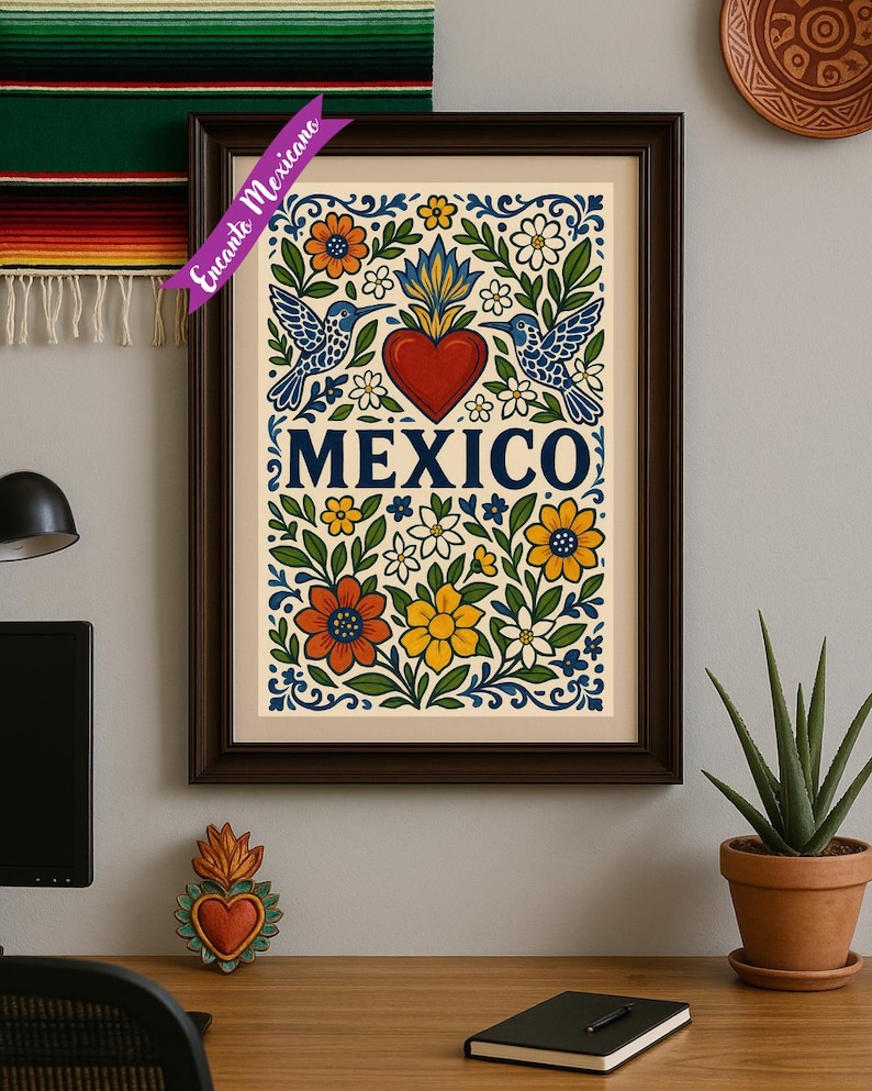 Pode incluir: Impress&atilde;o art&iacute;stica emoldurada com um design floral vibrante, beija-flores, um cora&ccedil;&atilde;o vermelho e a palavra "MEXICO". A obra de arte est&aacute; em um fundo creme, emoldurada em marrom escuro e inclui uma fita roxa que diz "Encanto Mexicano".