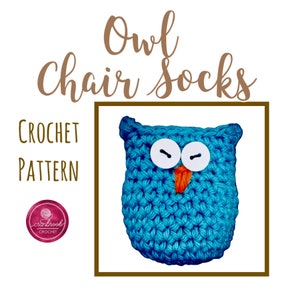 Op de afbeelding: Haakpatroon voor uil stoelsokken. Het patroon toont een blauwe uil met witte ogen en een oranje snavel. Het patroon is te koop op Etsy.