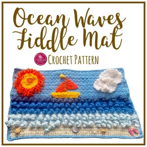 Puede incluir: Patrón de crochet para una alfombra de juegos de olas del océano. La alfombra presenta un océano azul con nubes blancas, un velero amarillo, un sol con rayos naranjas y una playa de arena con conchas y chanclas.