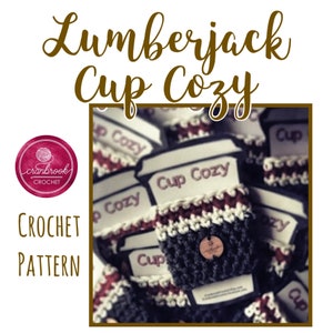 Può includere: Primo piano di un mucchio di scaldatasse a uncinetto in nero, bianco e bordeaux. Gli scaldatasse hanno un'etichetta che dice "Cup Cozy".