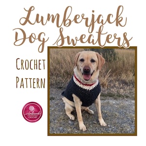 Puede incluir: Un patrón de crochet para un suéter de leñador para perro. El patrón se muestra en un Labrador Retriever amarillo que lleva el suéter terminado. El suéter es negro con un ribete blanco y rojo.