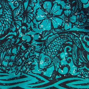 Può includere: Un tessuto blu turchese con un design floreale e di pesci in bianco e nero. Il tessuto ha un motivo maculato.