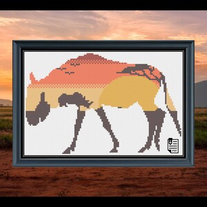 Może przedstawiać: Wzór na haft krzyżykowy przedstawiający sylwetkę hieny w palecie kolorów zachodu słońca. Wzór jest oprawiony i gotowy do wyszycia.