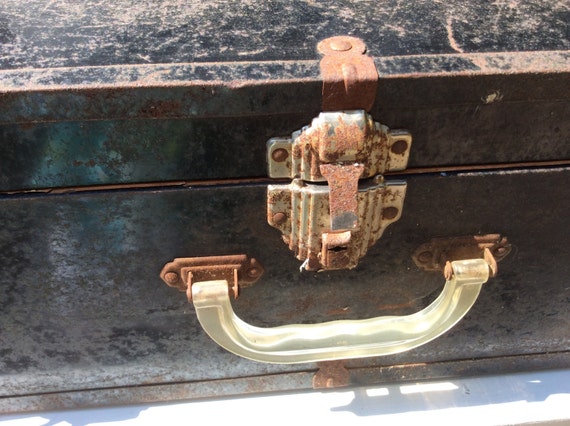 Antique Metal Suitcase Rusty Chippy Vintage Metal Tru… - Gem