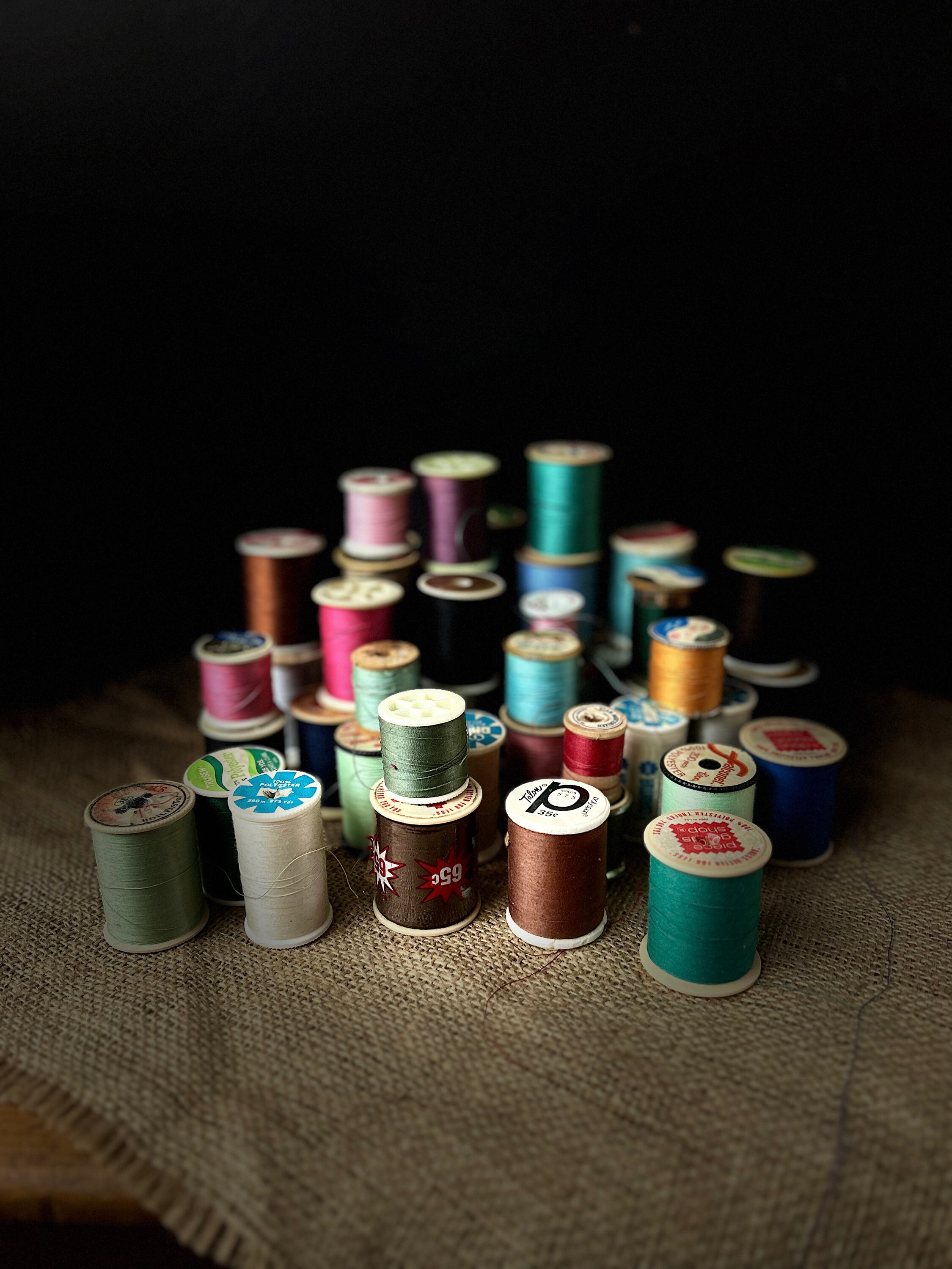 Collection de 12 fils vintage - Lot de bobines en bois, couleurs