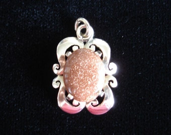 Mexican oval 10K yellow gold and sunstone pendant mid-20th century