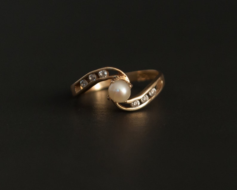 14K yellow gold ring with central pearl and 6 small CZs Size 5.75 image 2