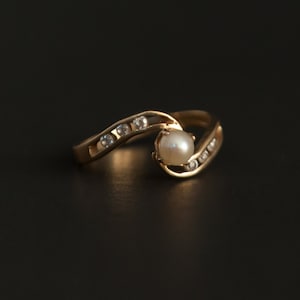 14K yellow gold ring with central pearl and 6 small CZs Size 5.75 image 1