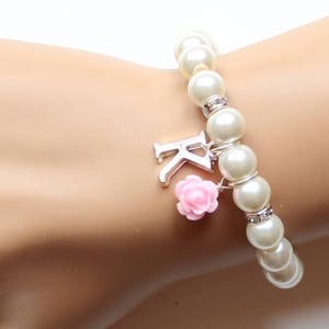 Personalisierte Blumenmädchen Perlenarmband, Initial & Rose Charm