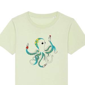 Könnte beinhalten: Hellgrünes T-Shirt mit einem Cartoon-Oktopus-Design. Der Oktopus hat einen gelb-blau gemusterten Kopf und Tentakeln, die Pinsel halten. Ein lustiges, farbenfrohes Design für den täglichen Gebrauch.