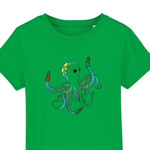 Könnte beinhalten: Ein grünes T-Shirt mit einem blauen Oktopus mit gelben Flecken, der zwei rote und grüne Gegenstände in seinen Tentakeln hält.