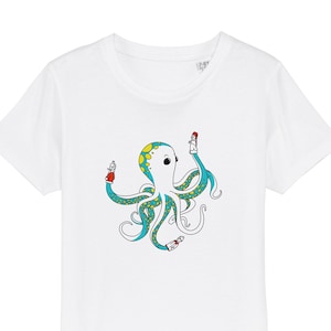 Könnte beinhalten: Weißes T-Shirt mit einem Aufdruck eines blauen Kraken, der verschiedene Make-up-Artikel hält, darunter Lippenstift und Nagellack.
