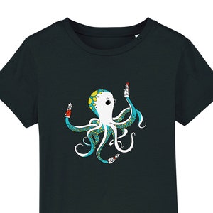 Könnte beinhalten: Ein dunkelgrünes T-Shirt mit einem Cartoon-Oktopus, der auf jedem Tentakel rot-weiß gestreifte Hüte trägt. Der Oktopus ist blau und grün mit gelben Punkten.