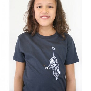 Camiseta infantil "Kosmonaut" gris oscuro/antracita, estampada