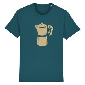 Puede incluir: Camiseta azul turquesa con una ilustración beige de una cafetera y la palabra "ADDICT" impresa en el lateral.