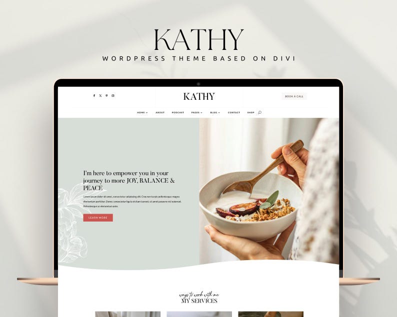 Op de afbeelding: Een laptopcomputer die de startpagina van een website weergeeft met de tekst "KATHY" en de tagline "WordPress Theme Based on Divi". De website heeft een lichtgroene achtergrond met een wit bloemenpatroon en een call-to-action-knop met de tekst "Meer informatie". De website toont ook een foto van een persoon die een kom yoghurt met granola en fruit vasthoudt.