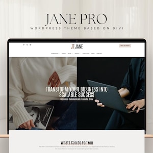 Könnte beinhalten: Ein Laptop zeigt eine Website mit dem Text "JANE PRO" und "WORDPRESS THEME BASED ON DIVI." Der Inhalt der Website enthält den Satz "TRANSFORM YOUR BUSINESS INTO SCALABLE SUCCESS." Das Design der Website ist sauber und modern, mit Fokus auf Business und Technologie.