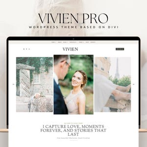 Op de afbeelding: Een laptopscherm met het WordPress-thema Vivien Pro gebaseerd op Divi. De website bevat een navigatiemenu, een centraal logo en een afbeeldingsslider met drie kolommen met trouwfoto's. De tekst luidt: I CAPTURE LOVE, MOMENTS FOREVER, AND STORIES THAT LAST.