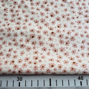 Pu&ograve; includere: Tessuto bianco con un piccolo motivo floreale rosa. Il tessuto &egrave; misurato con un righello che mostra 30 e 40 pollici.
