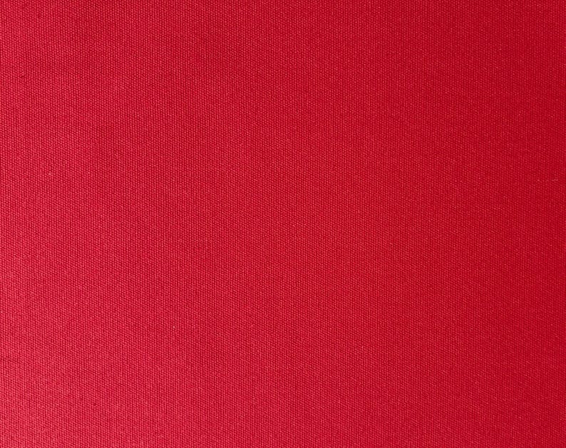 Puede incluir: Una tela roja s&oacute;lida con una textura tejida sutil.