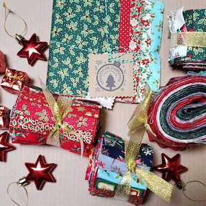 Könnte beinhalten: Eine Sammlung von Weihnachtsstoffpaketen mit grünen Stechpalmenmustern, roten Blumenmustern und verschiedenen Farben. Die Pakete sind mit goldenen Bändern gebunden und werden von roten Sternornamenten und Miniaturgeschenkboxen begleitet.