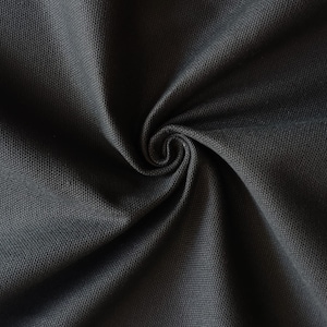 Puede incluir: Primer plano de una tela gris oscuro con un tejido texturizado. La tela est&aacute; doblada y drapeada, creando un aspecto suave y fluido.