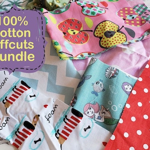 Puede incluir: Un paquete de recortes de tela de algodón 100%. Las telas presentan varios patrones, incluyendo lunares rojos y blancos, un diseño de sirena azul y blanco, una tela rosa con manzanas rojas y una tela blanca con perros rayados rojos y blancos.