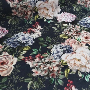 Puede incluir: Una tela azul oscuro con un estampado floral con flores rosas, blancas y azules. Las flores están dispuestas en un patrón repetitivo y están rodeadas de hojas verdes.