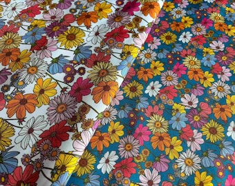 Tessuto impermeabile con motivo floreale colorato Meadow su sfondo bianco. Tessuto resistente all'acqua per cuscini da esterno. Tessuto idrorepellente.