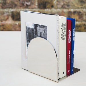Bokstöd i polerat rostfritt stål: Minimalistisk inredning för hembibliotek