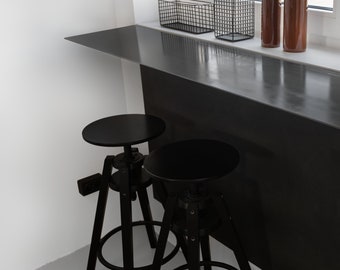 Mesa de bar estilo loft em metal preto: design industrial minimalista